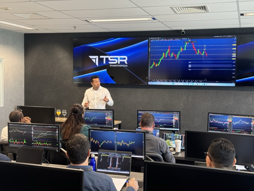 Ariel Fernandes apresentando para sócios na sala de operações da TSR