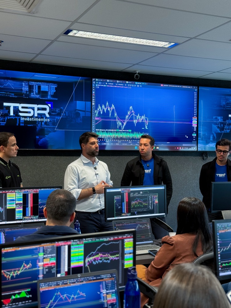 Equipe da TSR Investimentos reunida na mesa de operações