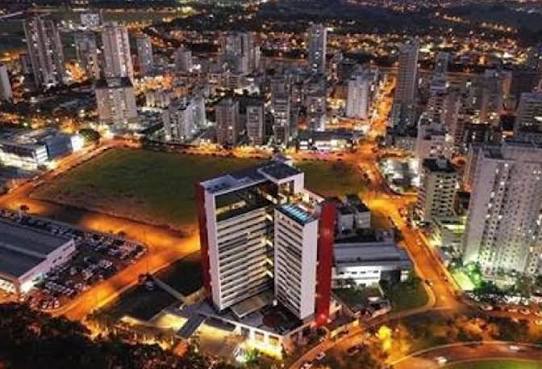 Vista aérea noturna do Trade Hotel, Juiz de Fora