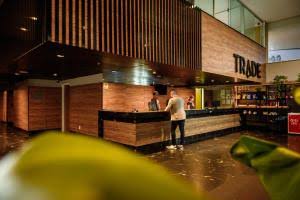 Lobby e bar do Trade Hotel